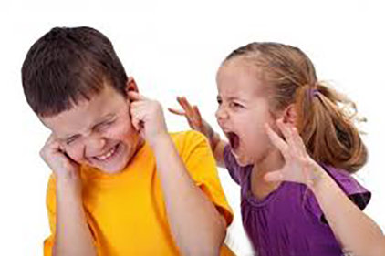 کودکان در شرایط متفاوتی ممکن است خشم را یاد بگیرند. مثلاً اگر والدینی داشته باشند که رفتار آن‌ها توام با خشم و پرخاشگری باشد.